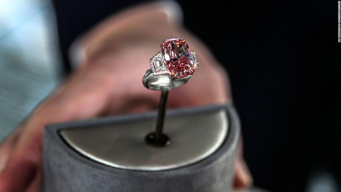 Questo anello di diamanti rosa da record è stato venduto per quasi $ 60 milioni