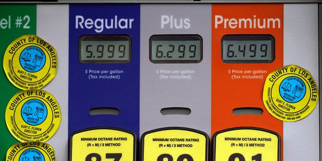 I prezzi elevati della benzina sono stati pubblicati presso una stazione di servizio a servizio completo a Beverly Hills, California, domenica 7 novembre 2021. Il prezzo medio della benzina normale negli Stati Uniti è balzato di 5 centesimi nelle ultime due settimane, a $ 3,49 al gallone.  (Foto di Associated Press/ Damien Devarganis)