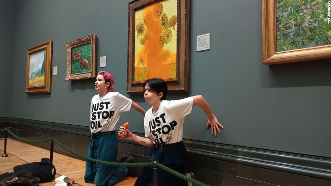 I manifestanti accusati di combustibili fossili dopo aver scaricato zuppa di pomodoro sui girasoli di Van Gogh alla fiera di Londra