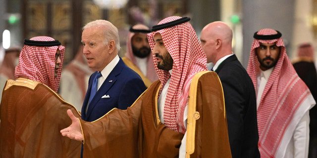 Il presidente Joe Biden (CL) e il principe ereditario saudita Mohammed bin Salman (al centro) arrivano per un ritratto di famiglia durante il vertice sulla sicurezza e lo sviluppo di Jeddah (GCC+3) in un hotel nella città portuale di Jeddah nel Mar Rosso, in Arabia Saudita, il 16 luglio , 2022. 
