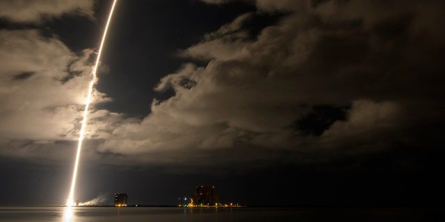 Un razzo Atlas 5 della United Launch Alliance con a bordo la navicella spaziale Lucy è mostrato in questa immagine di esposizione di 2 minuti e 30 secondi mentre si decolla dallo Space Launch Complex 41, sabato 16 ottobre 2021, presso la Cape Canaveral Space Force Station in Florida. 
