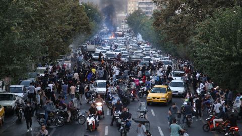 Una foto ottenuta da AFP fuori dall'Iran il 21 settembre 2022, mostra manifestanti iraniani per le strade di Teheran durante una protesta di Lamhasa Amini, pochi giorni dopo la sua morte in custodia di polizia.