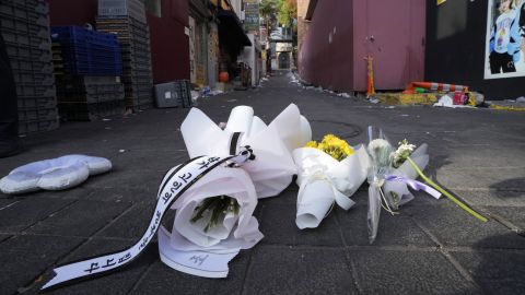 I fiori sono stati visti sul luogo di un incidente mortale a Seoul, in Corea del Sud, domenica 30 ottobre 2022.