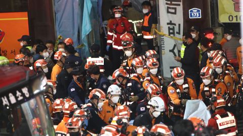 I servizi di emergenza curano i feriti a Seoul il 30 ottobre.