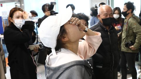 I parenti delle persone scomparse piangono in un centro di servizio alla comunità il 30 ottobre a Seoul, in Corea del Sud. 