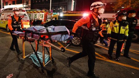 Il corpo di una vittima viene trasportato su una barella a Itaewon, Seoul, Corea del Sud, il 30 ottobre.