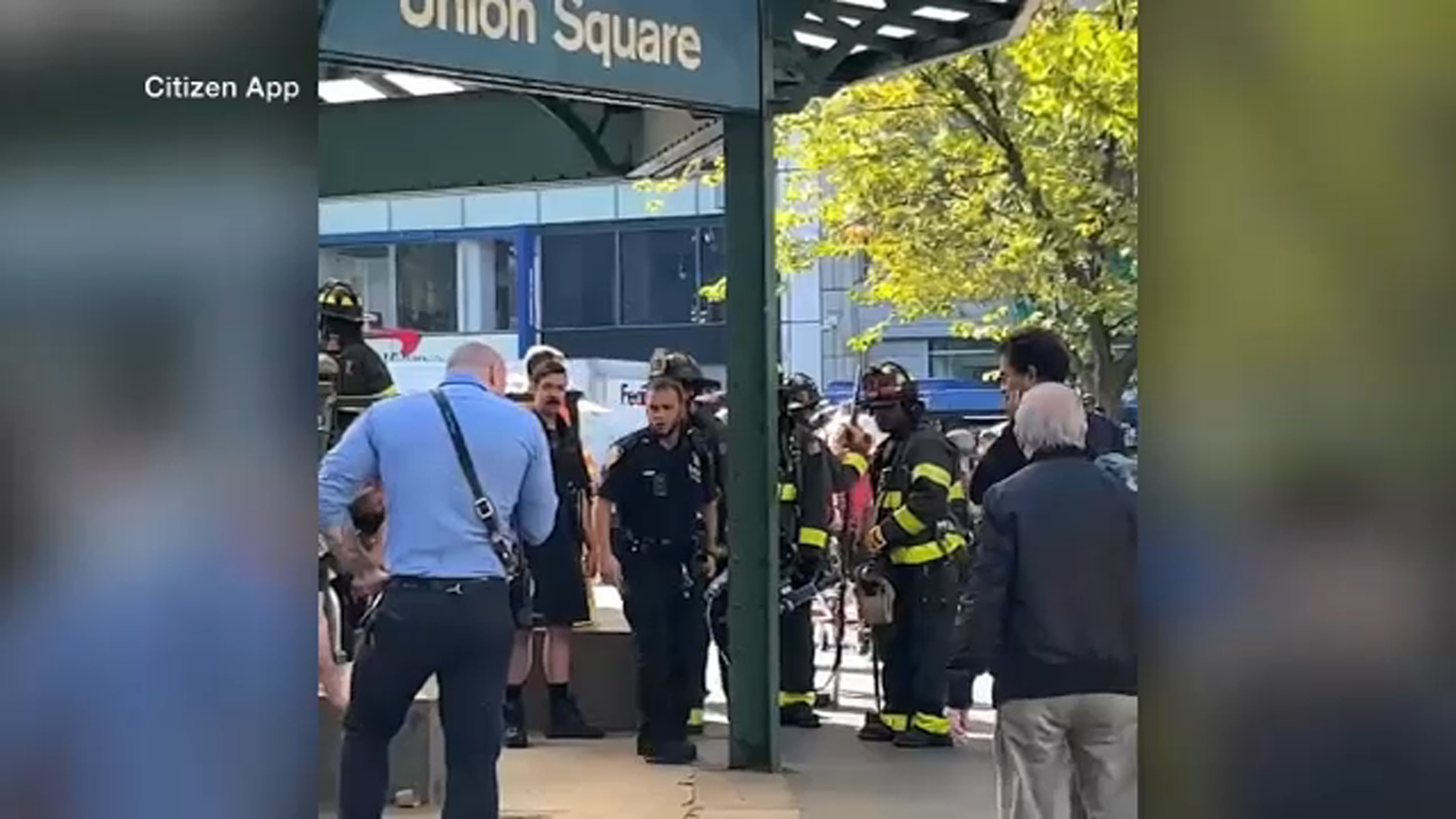 Crimine nella metropolitana di New York: Strabangers fuggono da un treno dopo che i passeggeri hanno usato spray al peperoncino in una rissa a Union Square