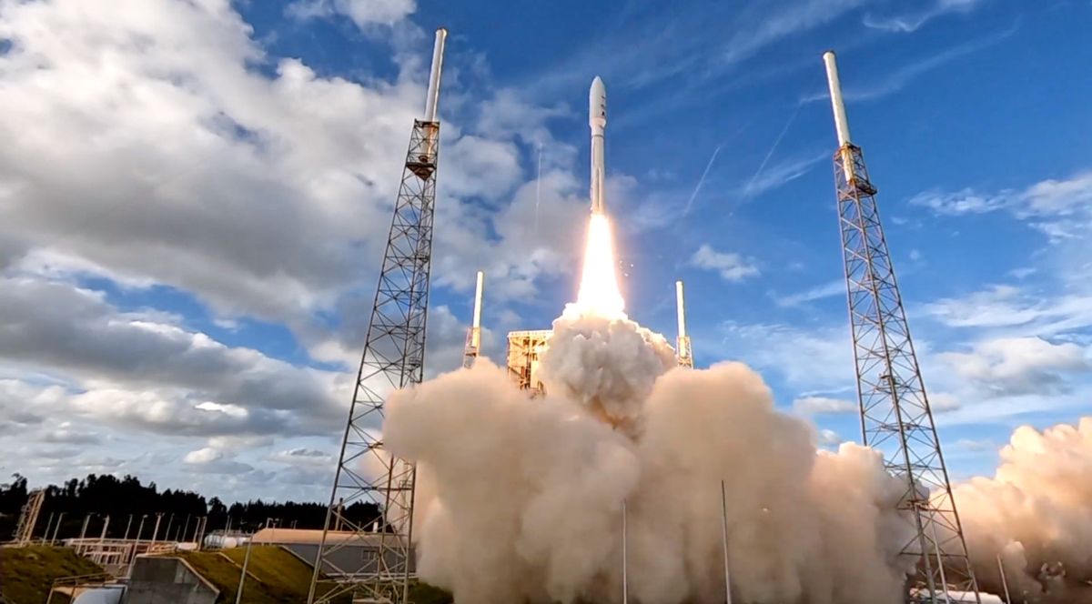 Il razzo Atlas V lancia in orbita due satelliti per le comunicazioni