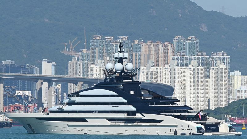 Lo yacht di lusso da 500 milioni di dollari dell'oligarca russo sanzionato lascia Hong Kong per Cape Town