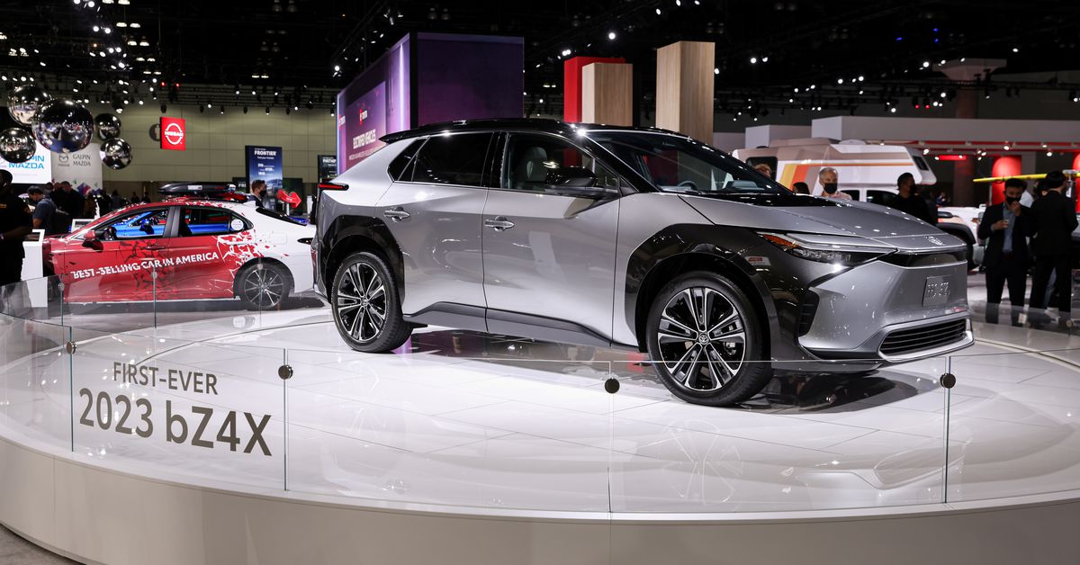 Toyota riproduce la sua prima auto elettrica dopo aver risolto i problemi di sicurezza