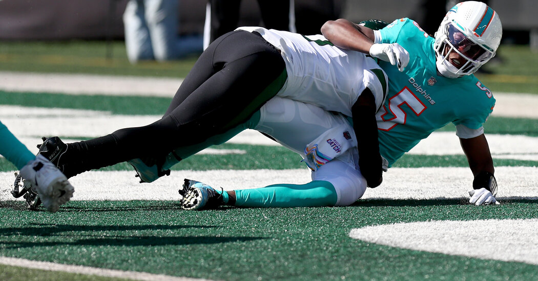Un altro quarterback dei Dolphin esce con un trauma cranico