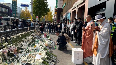 Persone in lutto onorano le vittime della folla mortale di Halloween a Seoul il 31 ottobre 2022. 