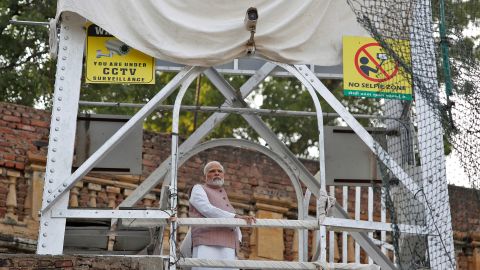 Martedì il primo ministro indiano Narendra Modi ha visitato il luogo del crollo mortale del ponte nell'India occidentale. 