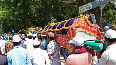 Persone in lutto prendono parte a un corteo funebre mentre trasportano le bare delle vittime morte dopo il crollo di un ponte sul fiume Machu a Morbi, nello stato indiano del Gujarat, il 31 ottobre 2022. 