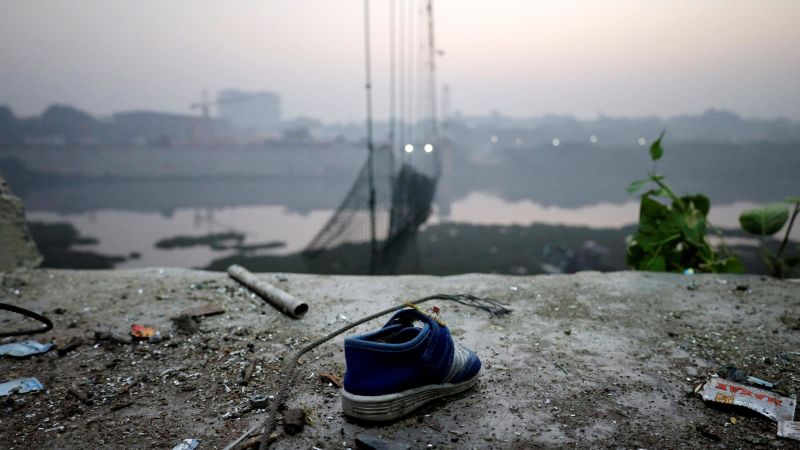 Quello che sappiamo sul mortale crollo del ponte Morbi in India nel Gujarat
