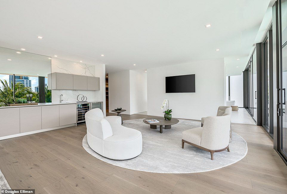 Moderno: lo spazio multimilionario ha principalmente pareti bianche e pavimenti in legno chiaro per creare un'atmosfera allegra.