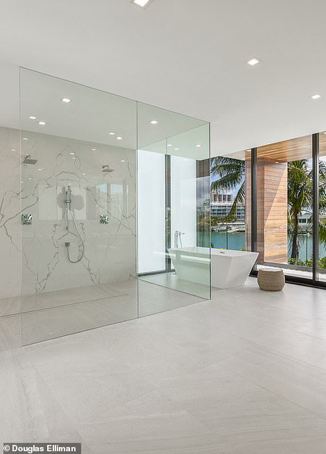 APERTO: finestre dal pavimento al soffitto sono state aggiunte al design della villa più sbalorditiva di Miami