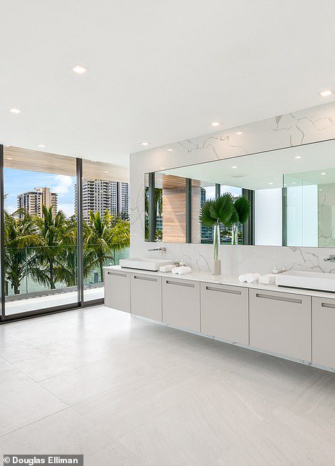 APERTO: finestre dal pavimento al soffitto sono state aggiunte al design della villa più sbalorditiva di Miami