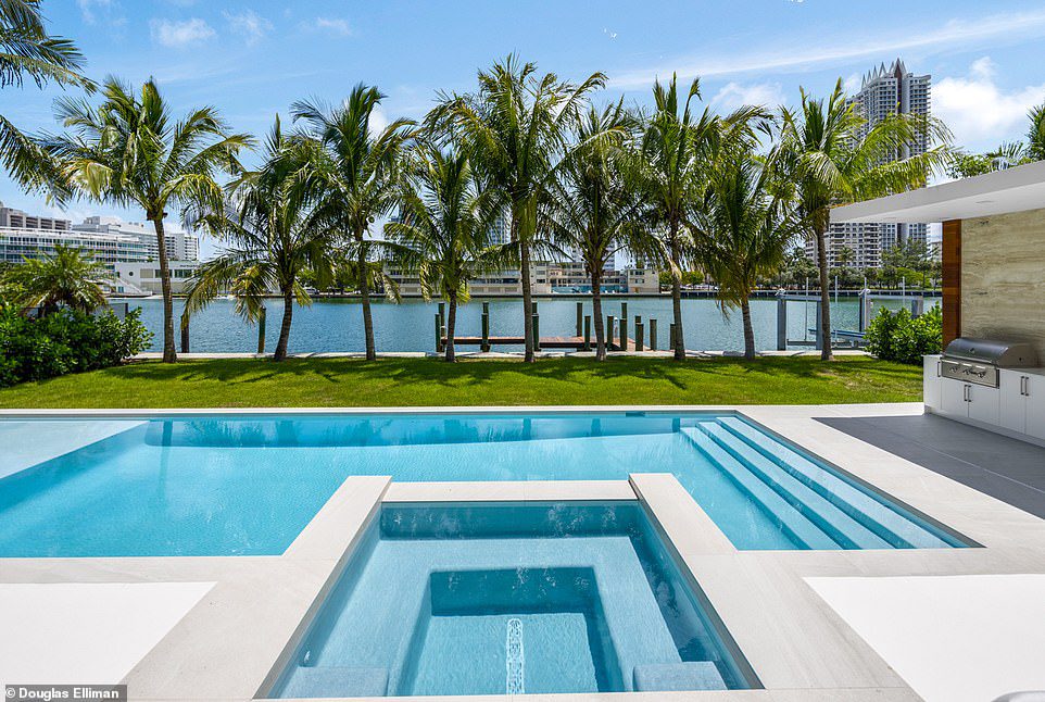 Fuga tropicale: c'è una grande piscina e un centro benessere nel vasto cortile fiancheggiato da palme