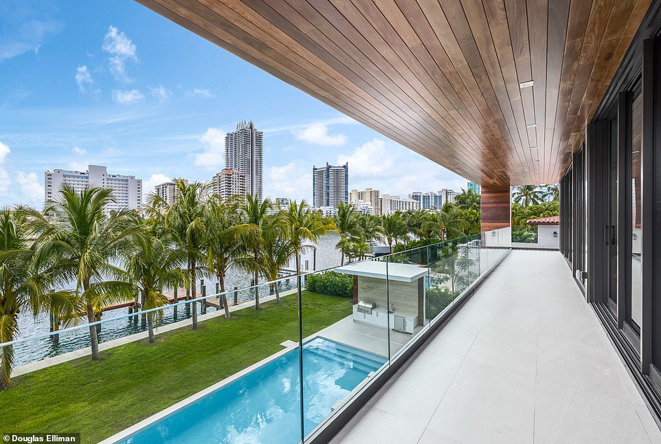 Città: Dal balcone del secondo piano, Future avrà la possibilità di vedere parte dello skyline di Miami