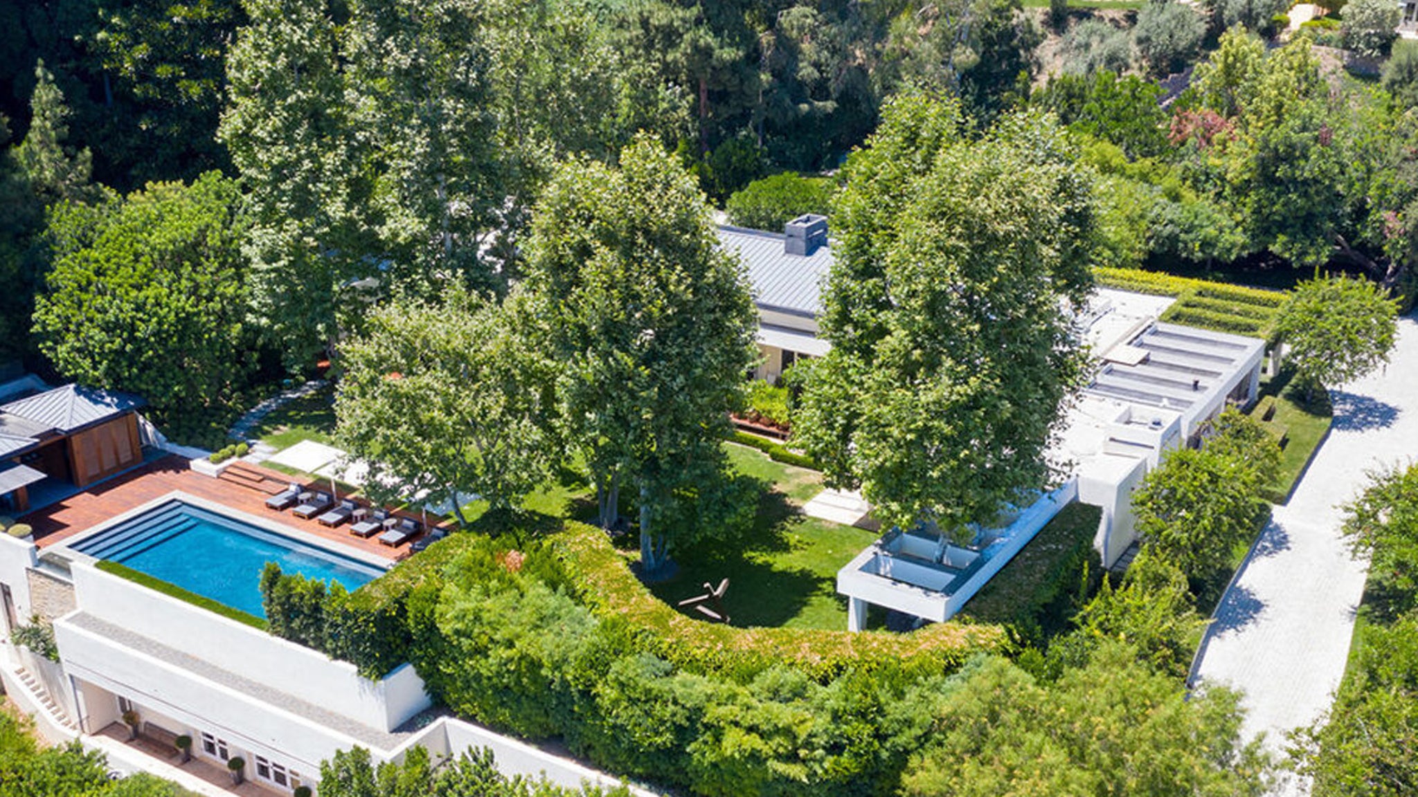 Ryan Seacrest vende immobili a Beverly Hills per $ 51 milioni