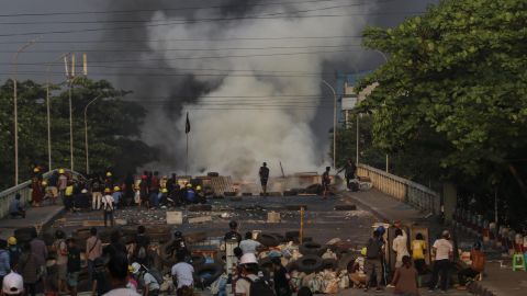 I manifestanti hanno allestito e sorvegliato barricate temporanee per bloccare la strada durante la manifestazione contro il colpo di stato militare a Yangon, in Myanmar, nel marzo 2021. 