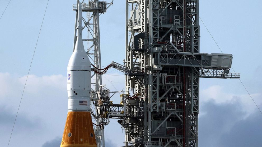 FOTO: Un razzo del sistema di lancio spaziale della NASA con la navicella spaziale Orion in cima al Launch Pad 39B mentre vengono effettuati i preparativi finali per la missione Artemis I al Kennedy Space Center, 14 novembre 2022, a Cape Canaveral, in Florida.