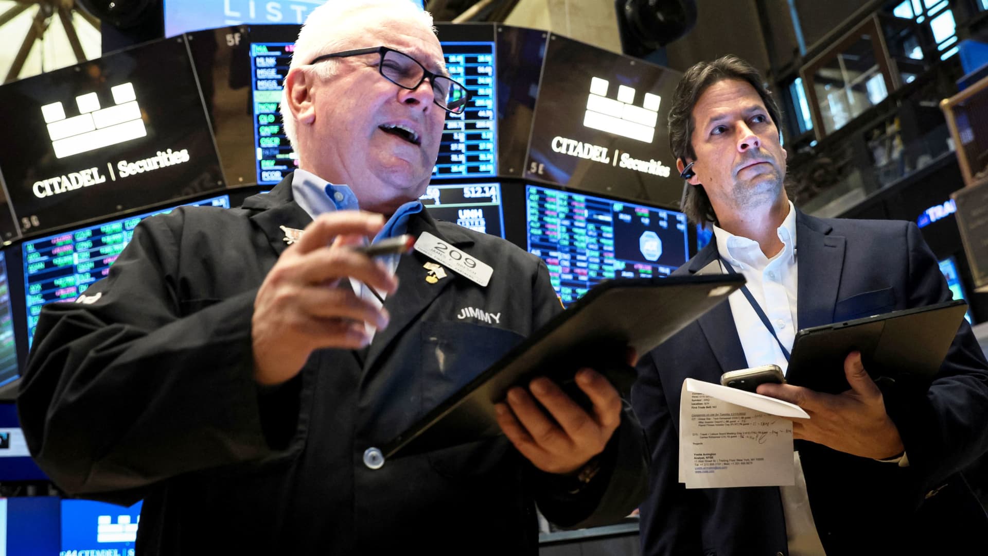 S&P 500 vola nell'ultima ora di trading, Dow salta più di 200 punti