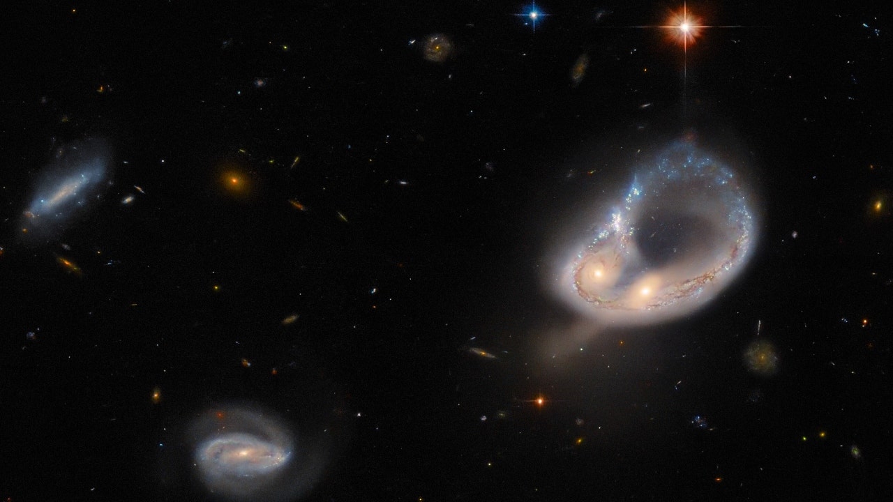 Questa immagine del telescopio spaziale Hubble mostra la fusione di galassie a 671 milioni di anni luce di distanza