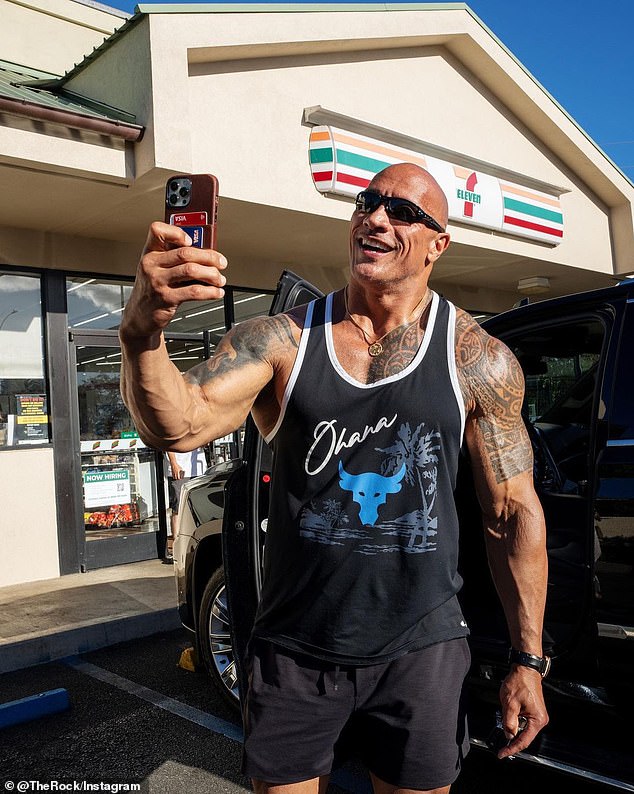 L'ULTIMO: Dwayne Johnson, 50 anni, lunedì è andato su Instagram per documentare una visita al negozio 7-Eleven alle Hawaii, dove era solito rubare nei negozi da adolescente, questa volta acquistando l'inventario del negozio Snickers mentre raccoglieva le schede di clienti stupiti e stupiti