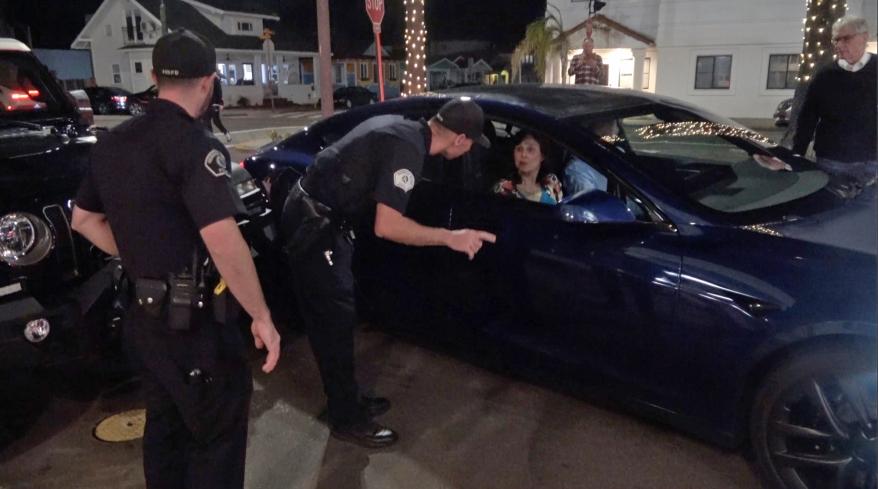 Foto della polizia della California che parla con Jay Leno e sua moglie.