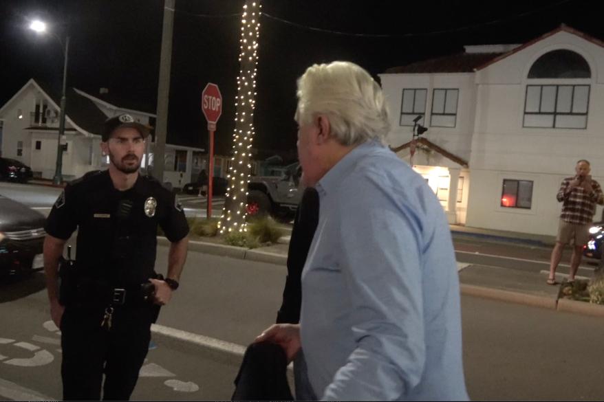 Immagine di Jay Leno che parla con gli agenti di polizia della California.