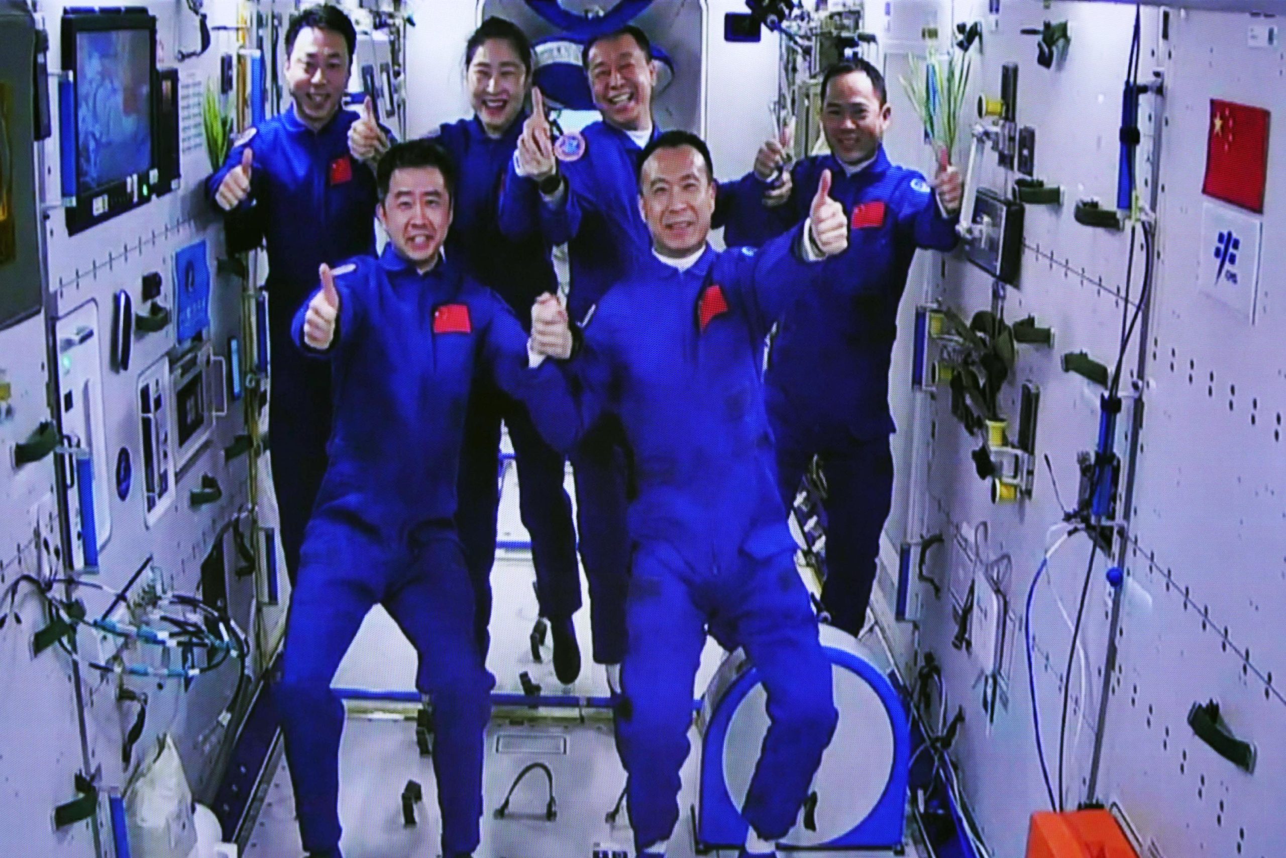 Astronave cinese con 3 banchine con stazione spaziale