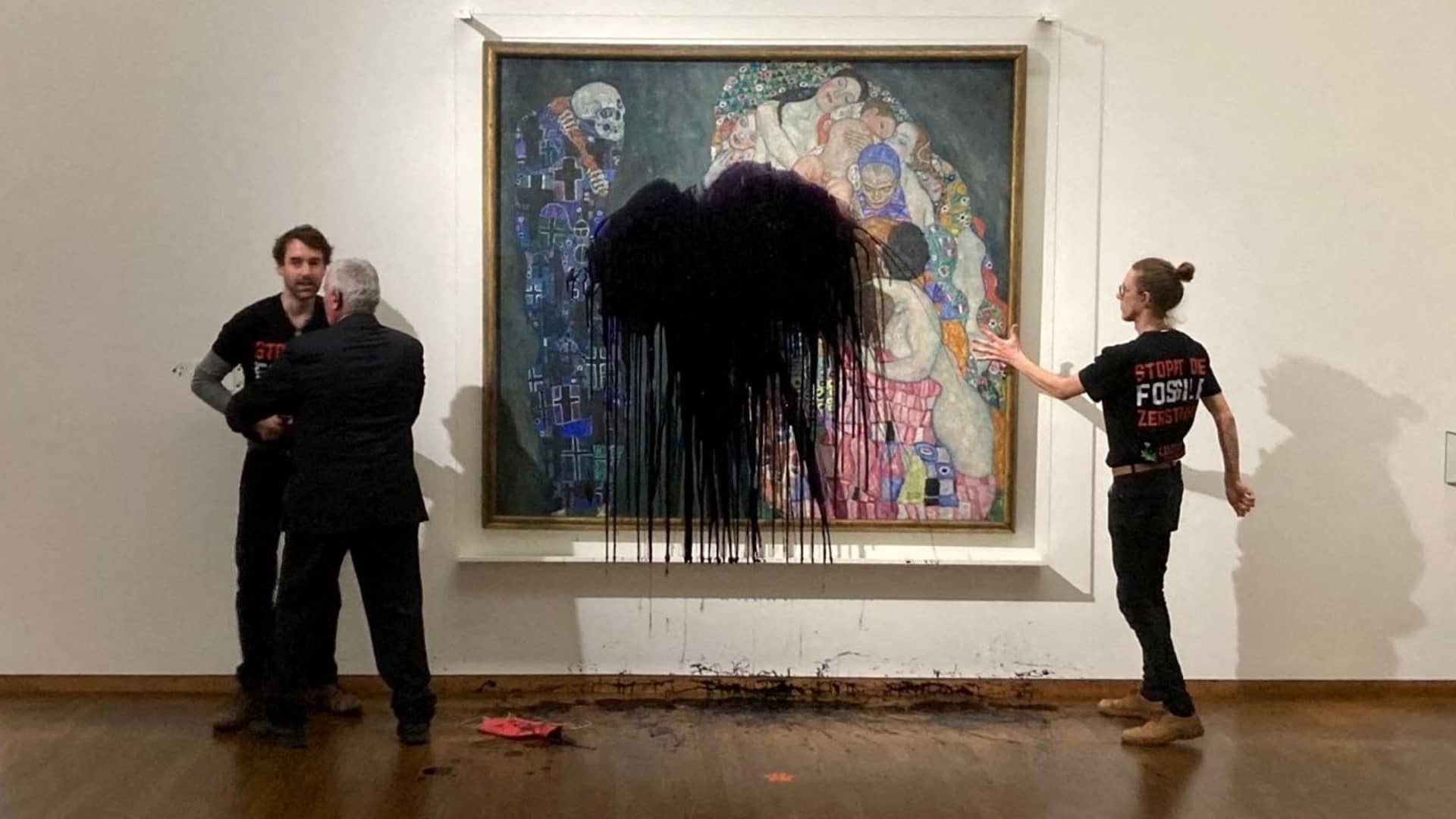 Attivisti per il clima spruzzano olio nero su un dipinto di Klimt a Vienna
