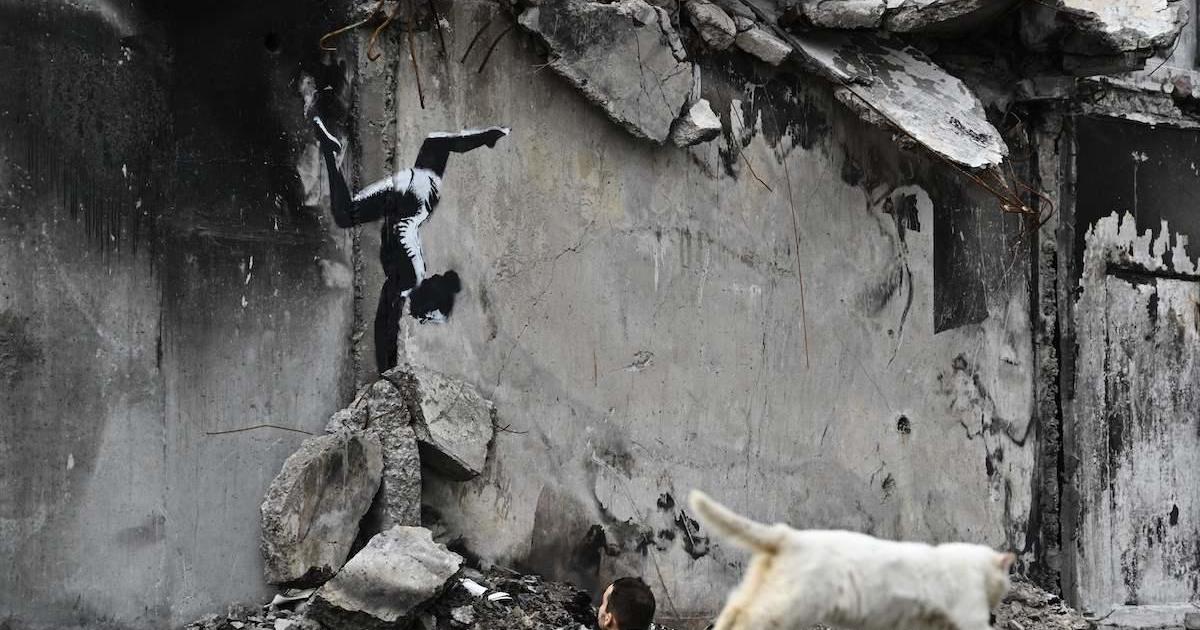 Banksy svela il murale ucraino in una città bombardata dalla Russia