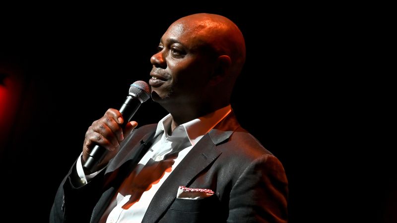 Il rappresentante di Dave Chappelle afferma che non ci sono interruzioni per gli scrittori di "SNL" prima di ospitare la festa che sta ospitando