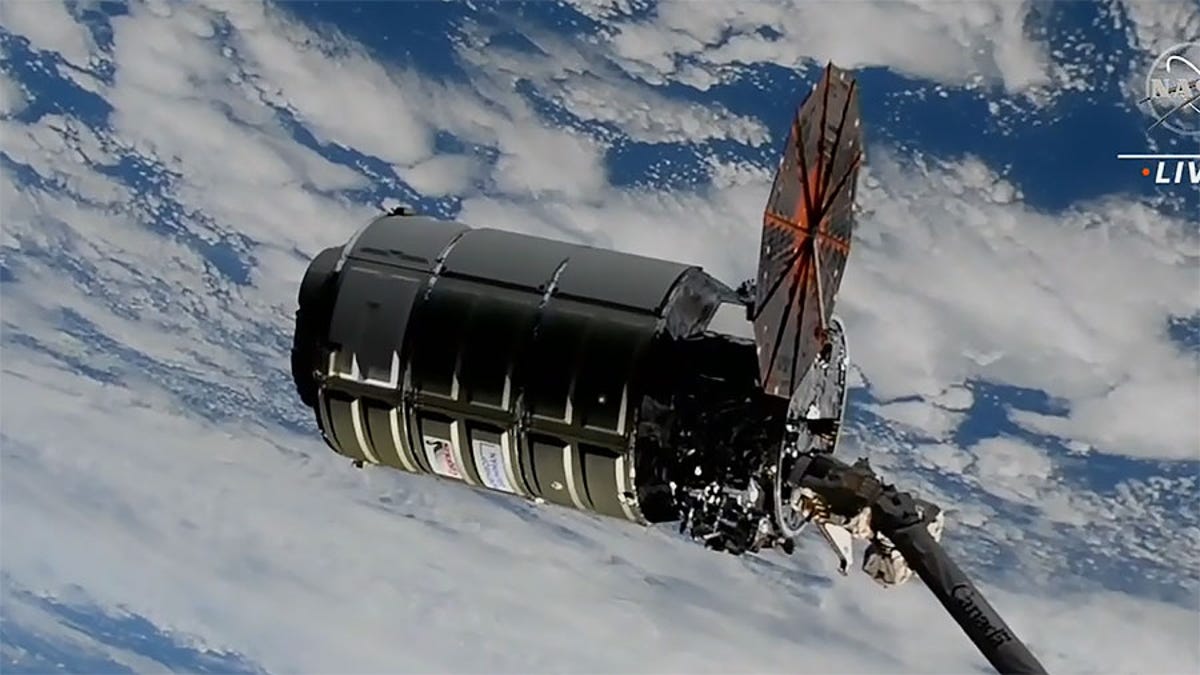 La navicella Cygnus arriva alla Stazione Spaziale Internazionale con un unico pannello solare funzionante