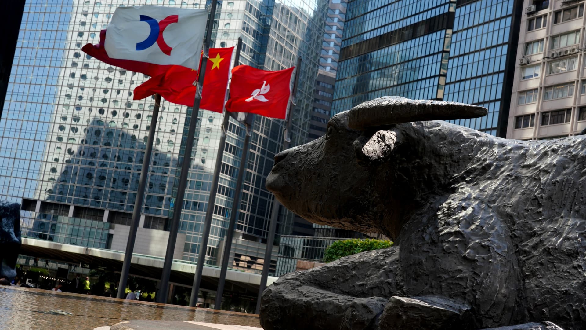 Le azioni di Hong Kong aumentano di oltre il 3% in quanto i dati commerciali cinesi perdono