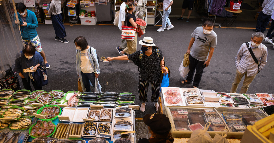 L'economia giapponese si contrae, influenzata dalla debolezza dello yen e dall'aumento dell'inflazione
