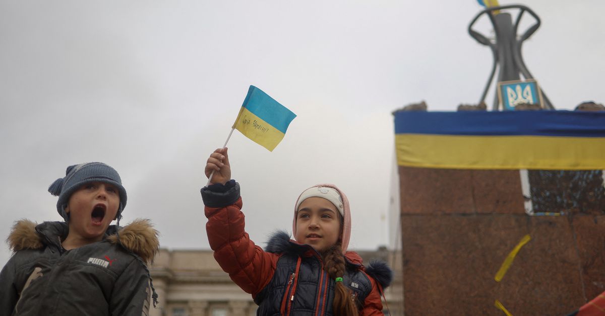 L'ucraino Kherson corre per ripristinare energia e acqua dopo il ritiro della Russia
