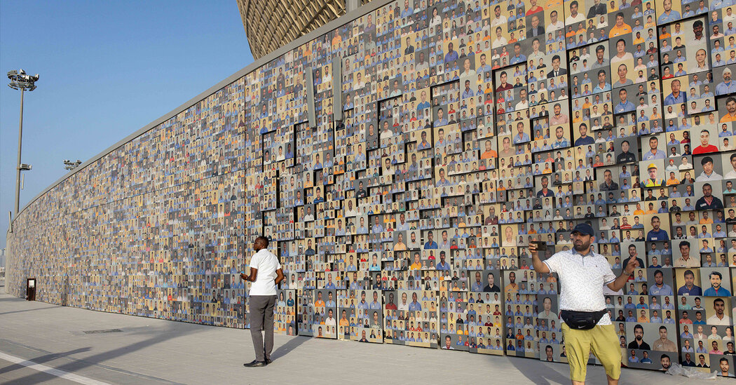 Murale dello stadio della Coppa del Mondo celebrato dai lavoratori migranti.  Quando i giochi sono iniziati, era finita.