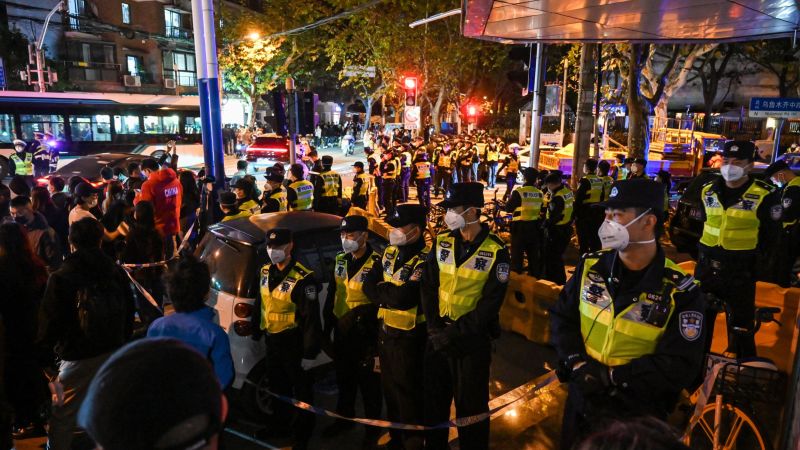 Un giornalista della BBC è stato "picchiato e preso a calci dalla polizia" mentre le proteste si diffondevano in tutta la Cina