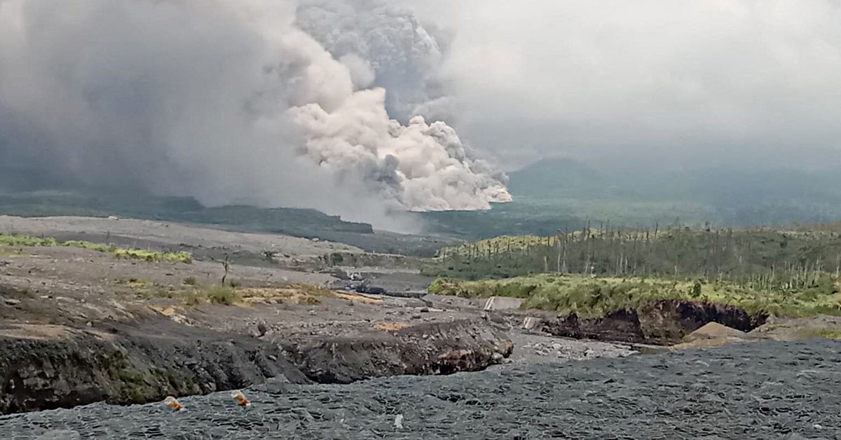 L'Indonesia evacua gli abitanti mentre un vulcano erutta sull'isola di Giava