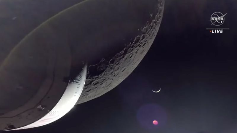 La capsula Orion della NASA vola vicino alla luna