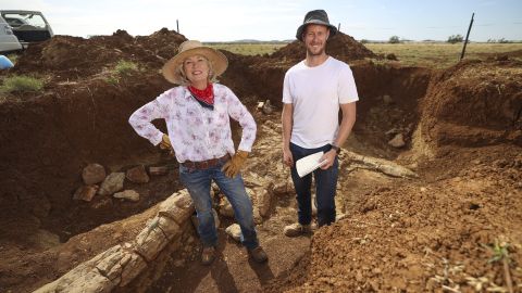 Appassionati di caccia ai fossili Cassandra Prince con Espen Knutsen del Queensland Museum.