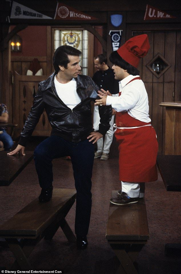 Uno dei ruoli distintivi di Friedkin è stato interpretare Clarence in tre episodi di Happy Days nel 1982, girato qui con l'attore principale Henry Winkler in un episodio trasmesso nel settembre 1982