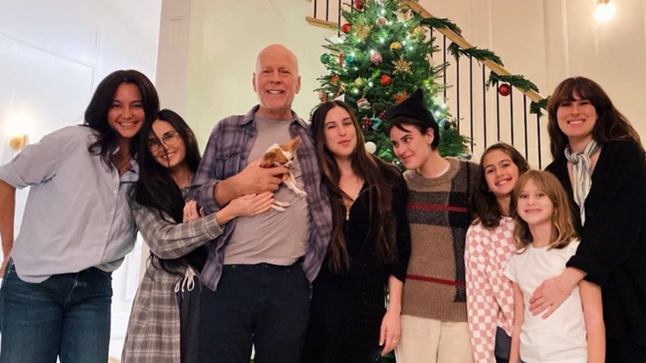 Demi Moore condivide una rara foto di famiglia con Bruce Willis prima delle vacanze: "Entra nello spirito natalizio!"