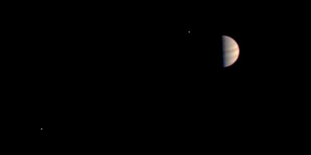 Questa è l'ultima vista catturata dallo strumento JunoCam sulla navicella spaziale Juno della NASA prima che gli strumenti Juno venissero spenti in preparazione per l'inserimento orbitale. 