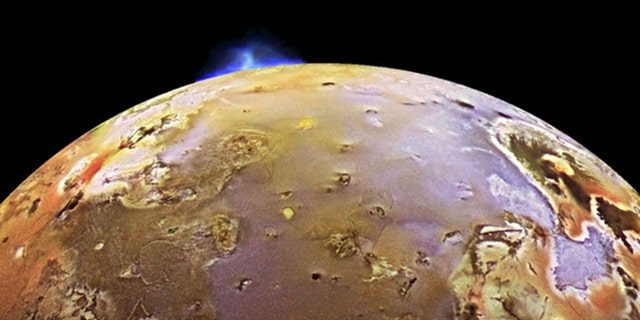 Sulla strada per i mondi ghiacciati che popolano le regioni esterne del nostro sistema solare, la navicella spaziale New Horizons della NASA è scivolata oltre Giove, si è schiantata contro Io, la terza luna più grande del pianeta, e ha subito un'eruzione vulcanica. 