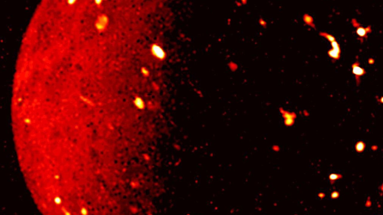 Una straordinaria immagine della NASA rivela la superficie vulcanica di Io